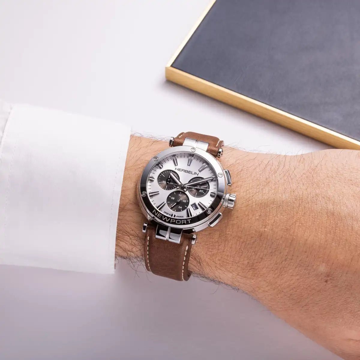 Montre HERBELIN Newport Chrono Argent Noir & Cuir Marron - Bijouterie TAMARA