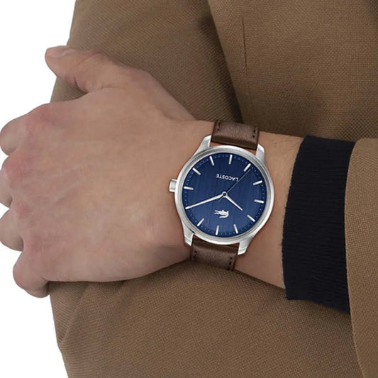 Montre LACOSTE Lisbon Homme Bleu cuir marron portée